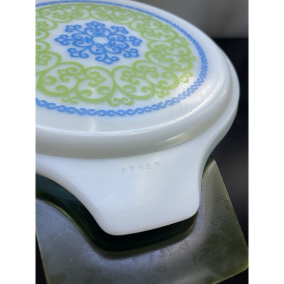 VINTAGE PYREX OCEAN FILIGREE 1973 CASSEROLE DISH W/ LID & CRADLE 2.5QT RARE - Picture 4 of 13